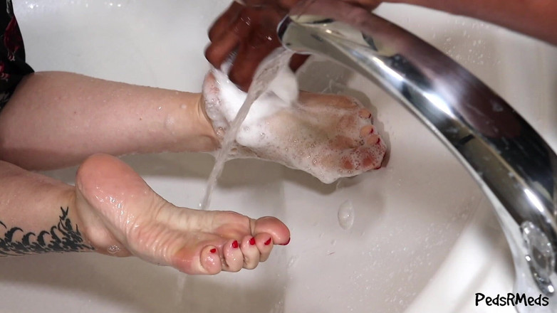 PedsRMeds: Chloe Lyrae krijgt haar voeten in de watten gelegd