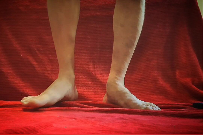 Feets Macho Latino: Ayaklarımla ve bir dildo ile oynuyorum