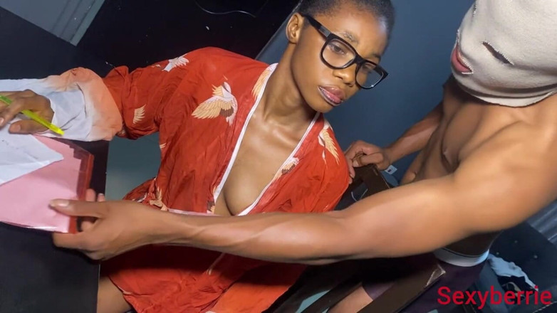 Sexyberrie1: Nieśmiały Nerd fucked Ciężko przez Wielkiego Kutasa