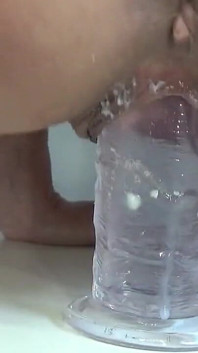 成人下垂的乳房被假阳具性交