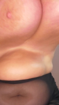 Des gros seins énormes se balancent sur ton visage