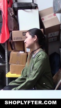 Asiatischer stehlen von der wache gerammt