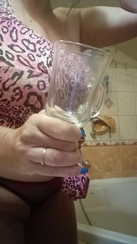 La mia pisciata nel tuo bicchiere