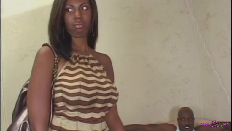 Naughty Black Girls: Dostala vřelé přivítání v ghettu úžasně obrovským černým ptákem