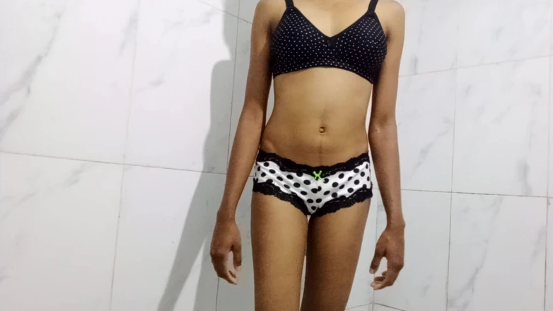 TEENADESI: Quem quer se juntar a mim, venha e me fode...
