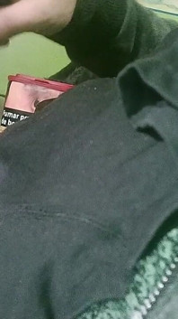 Podwójna zabawka wibruje na czubku wytrysku