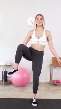 屁股多汁的大屁股白人美女健身房少女kenzie Madison穿着瑜伽裤 - 第一人称视角