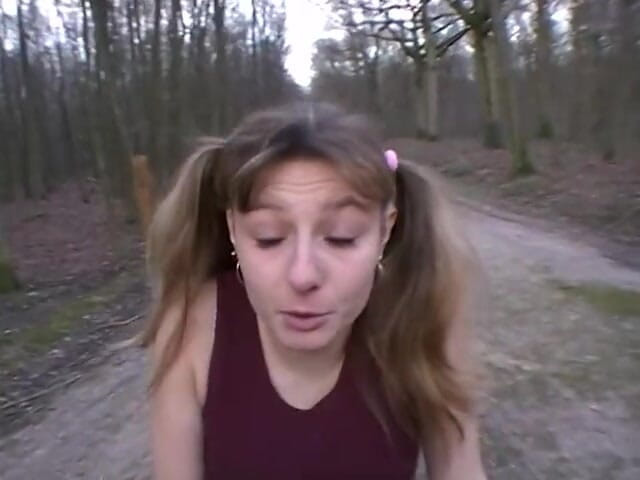 Magmafilm: Sexy teenagerka s copánky ukazuje své tělo ve sprše a...
