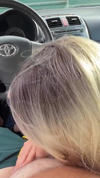 Mostrando la polla en el estacionamiento
