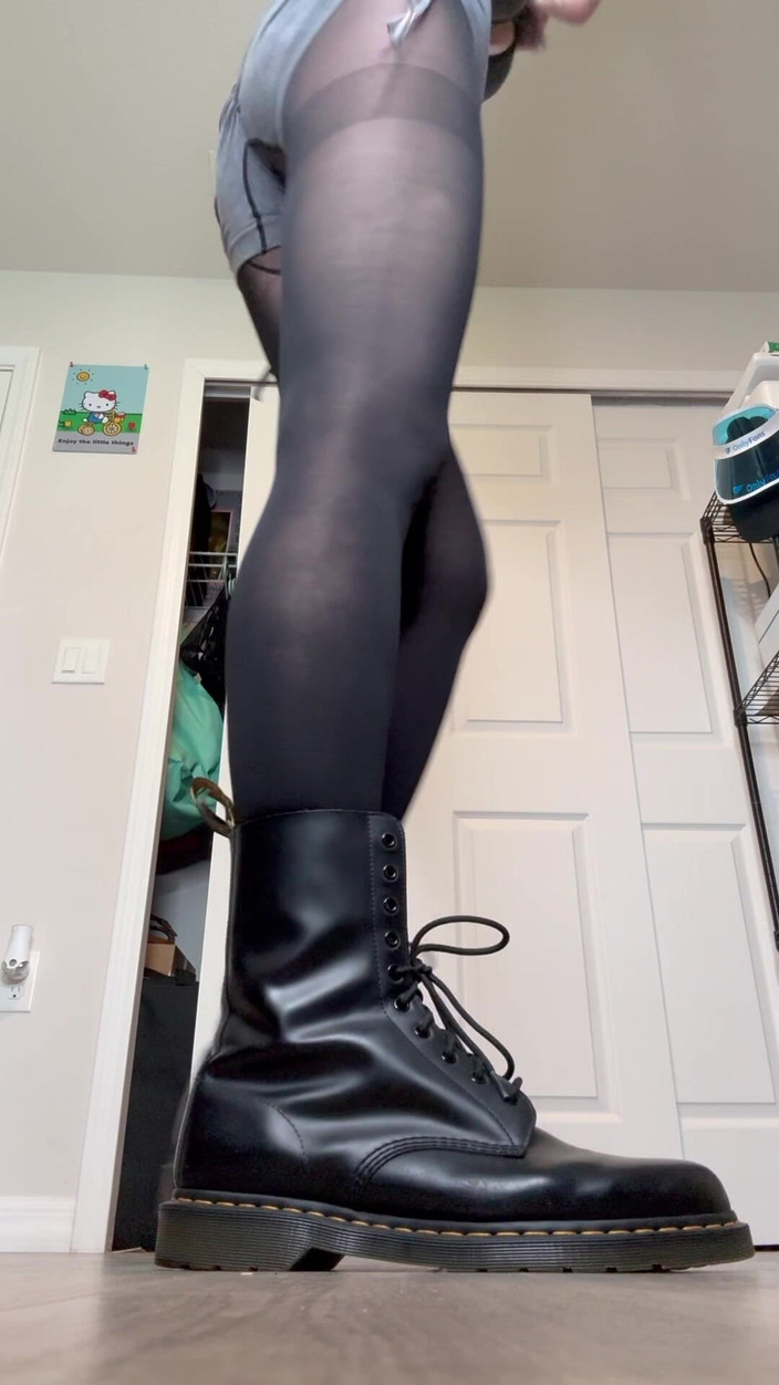 Peppermint Giantess: 穿着 16 英尺大小的靴子硬踩踏