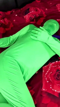 Completamente Zentai Encasement gioco con il giocattolo. Grande cazzo nero dildo stuzzica, schiaffi la figa e fumo attraverso il nylon