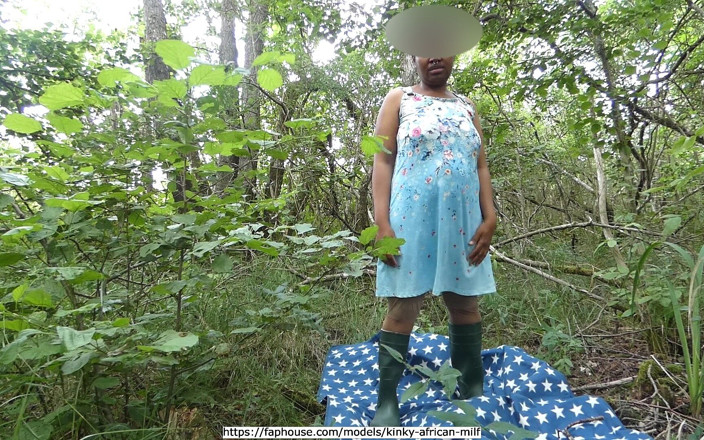 Kinky African MILF: Con Un Cane Al Guinzaglio Nella Foresta