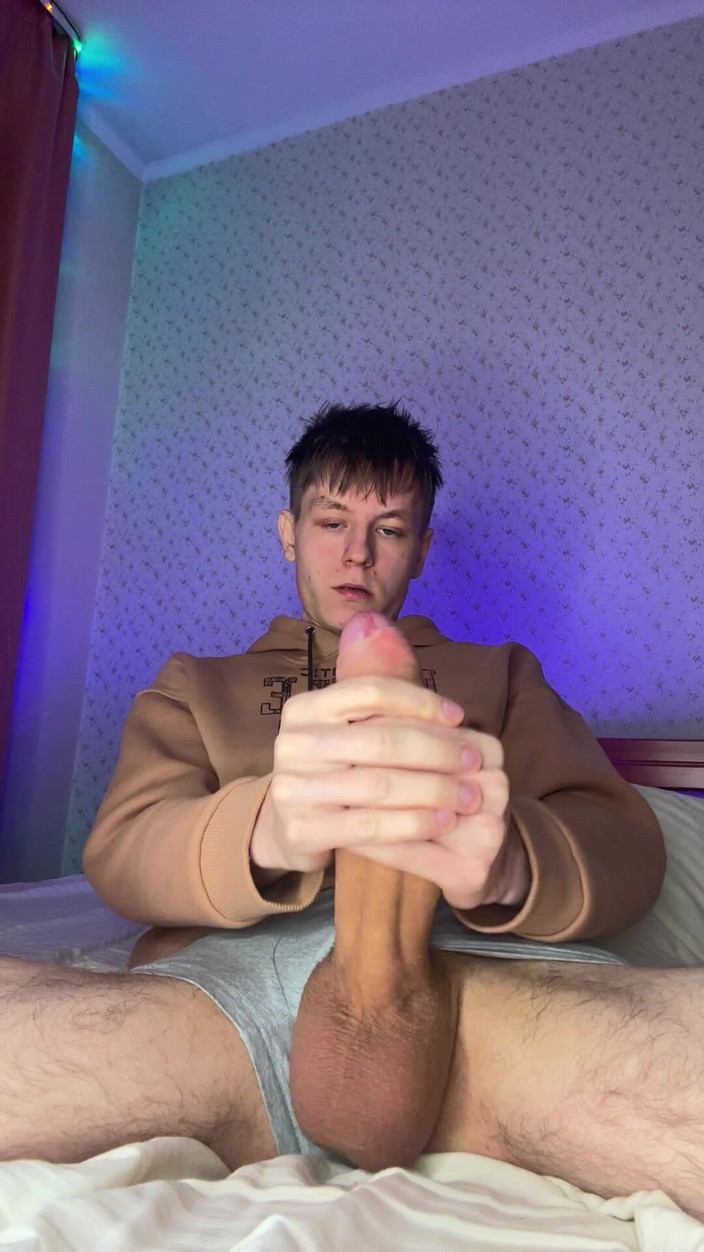 Morflot24: Magere twink met een gigantische lul heeft wat ernstige verlichting...