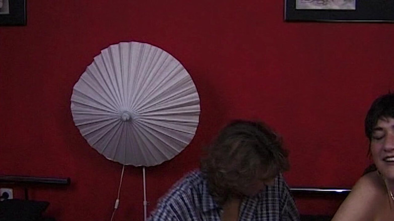 VintageXMovies: Kåt brunett MILf har intensiv fingersättning och hårdhänt bultande