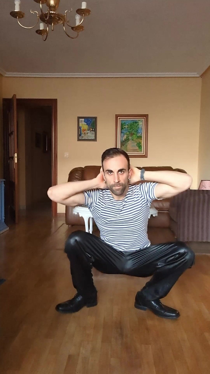 Zeus Ray: Aku membuat streeptease dengan gaun militer