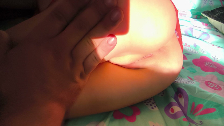 Blondasexy00: Üvey erkek kardeşim pembeme dokunan parmağımı kullanarak beni tahrik ediyor