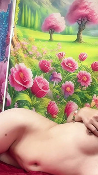 Orada uzanıyor seksi götünü gösteriyor güzel