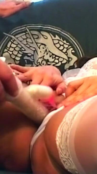 Baştan çıkarıcı orta yaşlı seksi kadın derin şişe penetrasyonunu ve ıslak dil eyleminin tadını çıkarıyor