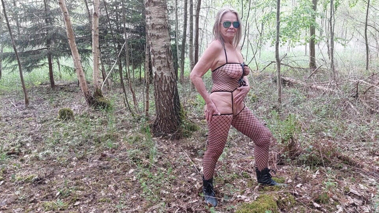 martinawest: Mormor Är Kåt Och Går Ut I Skogen!