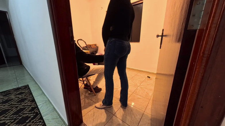 Gabi SweetCouplesStories: Pekerja bermain-main di dalam bilik saham syarikat.