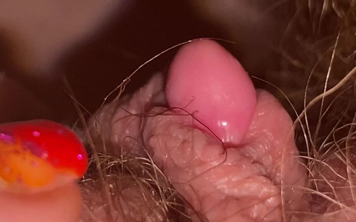 Cute Blonde 666: Detailní záběr na extrémní obrovskou chlupatou klitorisovou kundičku