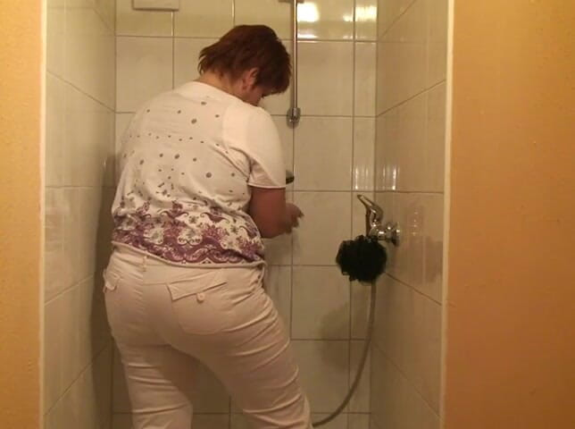 Anna Devot: Annadevot - ฉันอาบน้ำใส่เสื้อผ้าแล้วเต้นสตริปโชว์ร้อนๆ