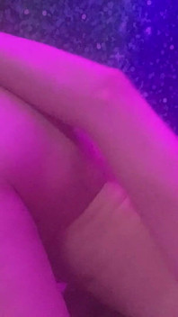 Teenie-twink fickt dildo tief