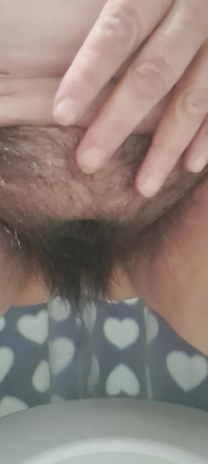 Mommy big hairy pussy: Je dégouline d’urine sur les poils de sa chatte