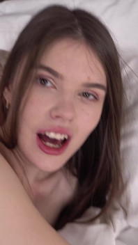 年轻美女的第一部视频，并立即