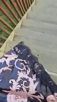 내 섹시한 크기 6 피트가 H의 방식을 즐기면서 고무 레인 부츠가있는 모든 다른 각도와 위치를 보십시오.