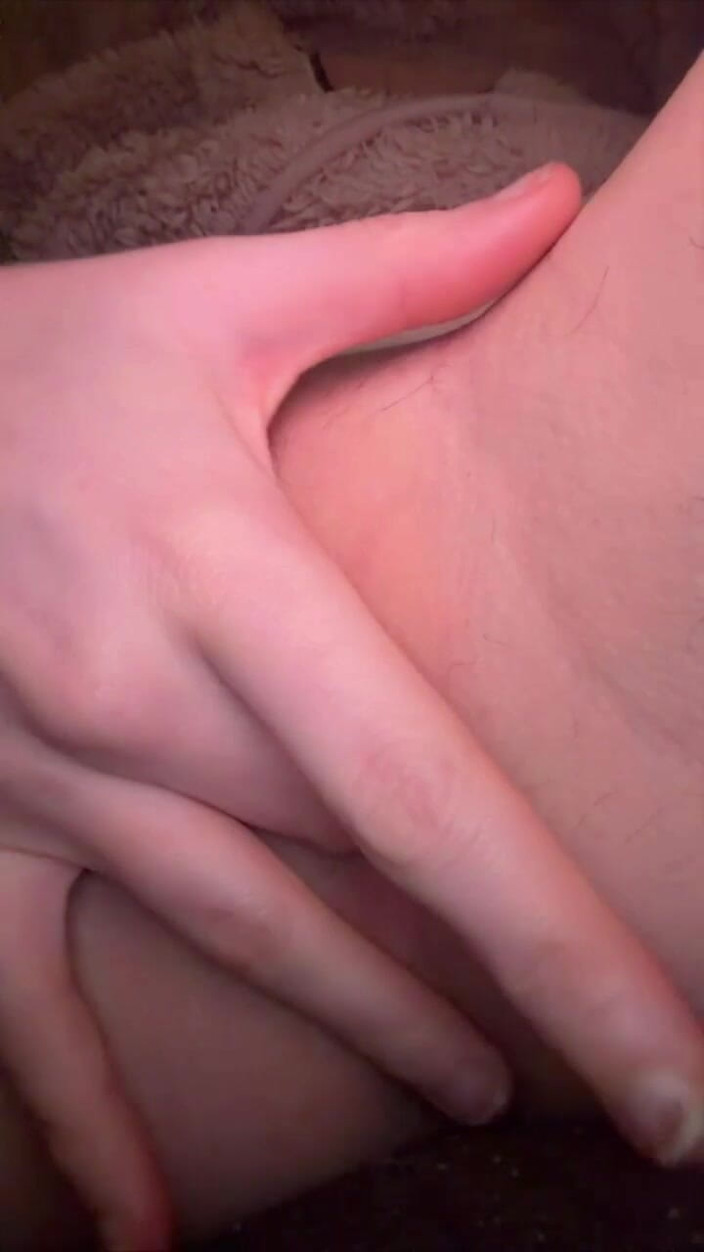 Teen Sophie: Masturbation complète en me frottant si bien la chatte