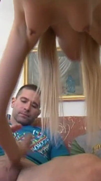 Uvolněná blonďatá teenagerka je ošukaná ve trojce