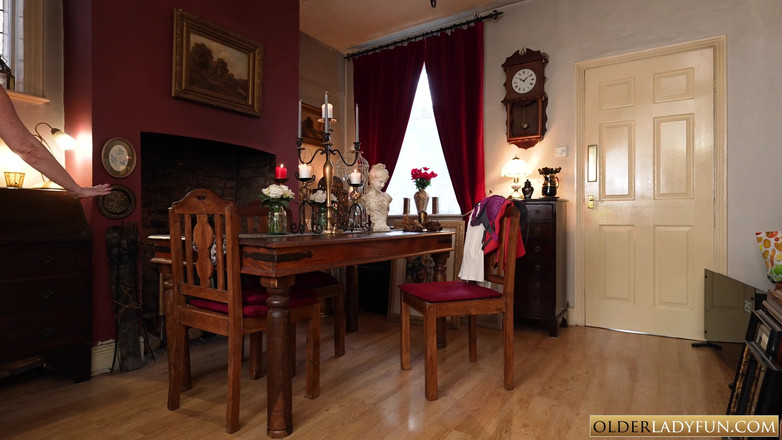 Older Lady Fun: Britská babička Sapphire Louise Solo JOI