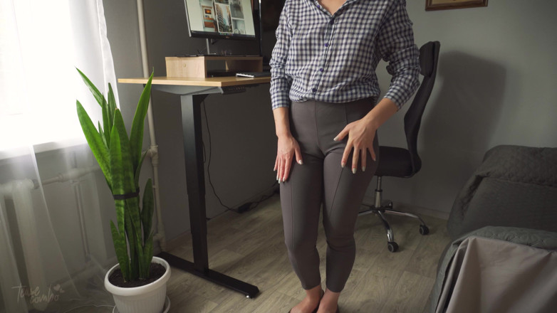 Teasecombo 4K: Secretara obraznică te seduce cu conturul ei de pizdă în pantaloni...