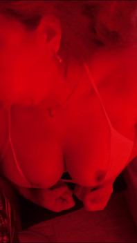 Tante seksi latina yang lagi sange berat lagi asik nyepong, nyepong kontol dan dicrot di muka