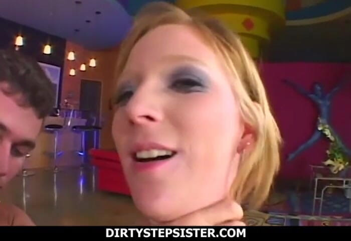 Dirty Stepsister: Hubená blonďatá nevlastní sestra Alexa Lynn šuká svého nevlastního bratra