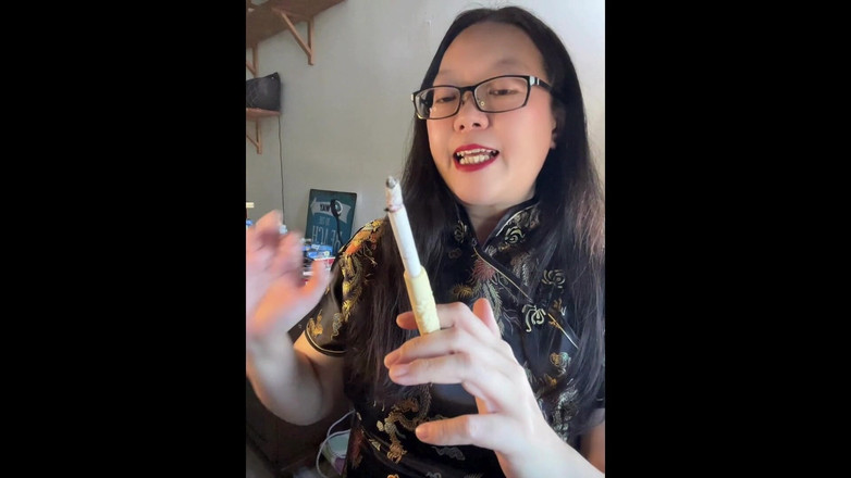 Smoking Asian: チェーンスモークのアジア人告白:セクシーなシルクチャイサムと長いタバコホルダーで3本のタバコを吸う