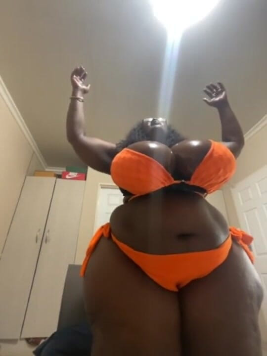 Legendary Booty Overdose: Zenci iri güzel kadın götünü alkışlıyor ve göğüslerine tapıyor