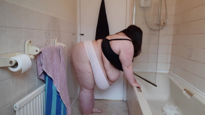SSBBWLadyBrads: Senaman regangan Awek montel super saiz dalam coli &amp; thong