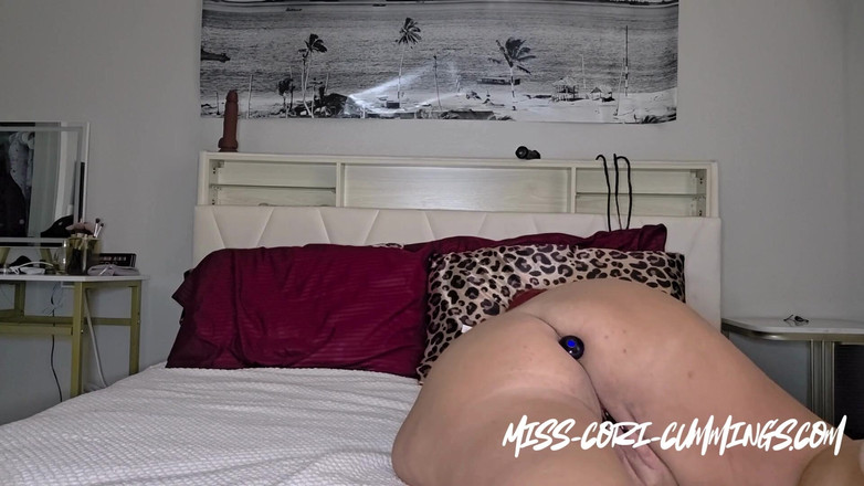 Miss Cori Cummings: Divertimento solista con il mio plug anale preferito.
