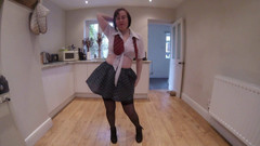 Littlevixen: İngiliz evli kadın ve üvey anne Haley üniformalı çoraplar ve askılı striptiz dansı...