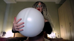 BadAssBitch: Witte ballon pijpt geen pop