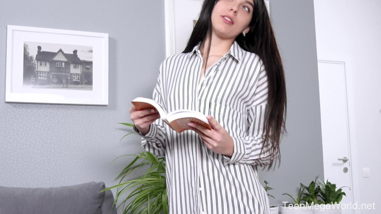 Teen Mega World: Un ver de bibliothèque sexy joue en solo