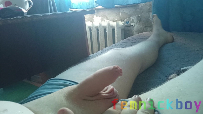 femnickboy: La sissy grassa si masturba il suo cazzo floscio e...