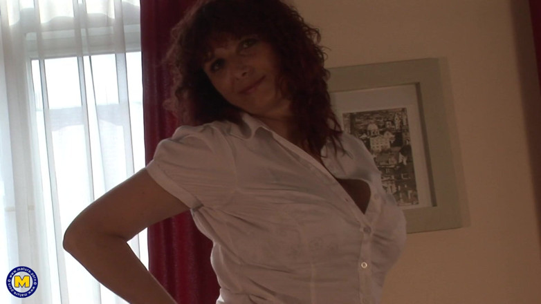Mature NL: Naughty Housewife Petronella Playing with Her Pink Pussy