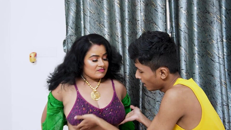 Xtramood: सौतेली मम्मी अपने सौतेले बेटे को बहकाती है