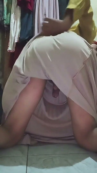 Femboy musulmane excitée