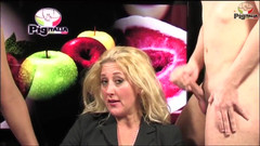 Pig Italia Official: सुअर Italia सुनहरे बालों वाली चोदने लायक मम्मी द्वारा लाइव प्रसारण करती है और उसे ऑनलाइन वीर्य से भरने वाले दो लंडों द्वारा बाधित किया जाता है