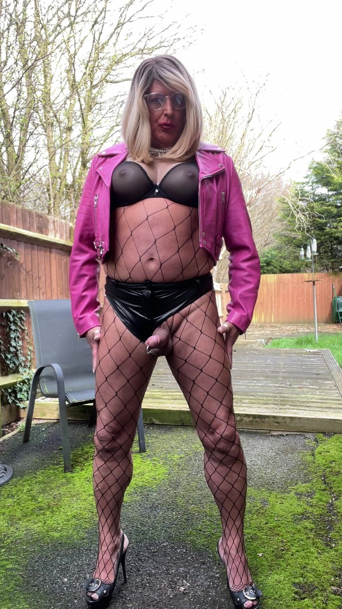 Kellycd2022: Travesti amateur, Kellycd2022, MILF sexy en pvc et bas résille