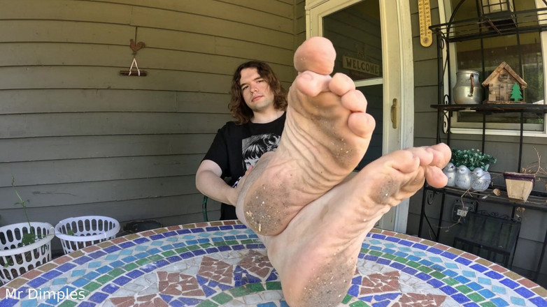 Mr Dimples: Mostrando Mis Pies Sucios